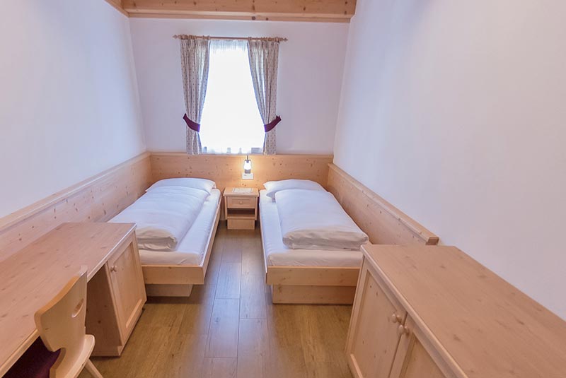 apartmaji-panzenbachof-kronplatz-spalnica.jpg
