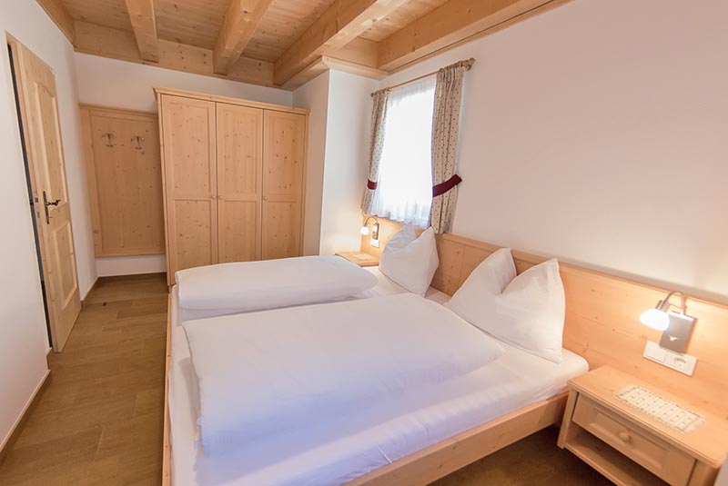 apartmaji-panzenbachof-kronplatz-spalnica-II.jpg