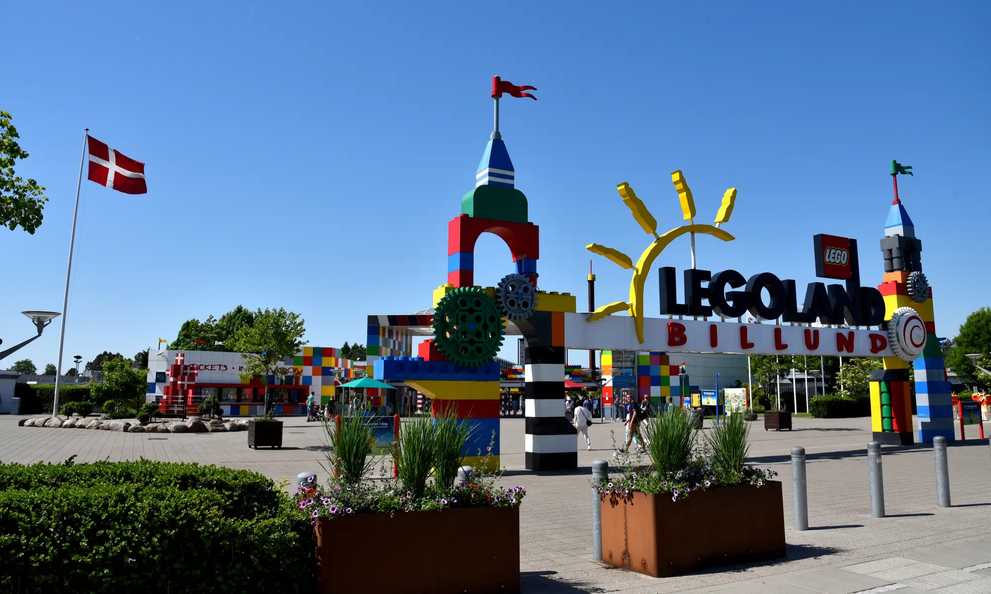 Glavni vhod v Legoland Billund na Danskem, barvite LEGO zgradbe in danska zastava.