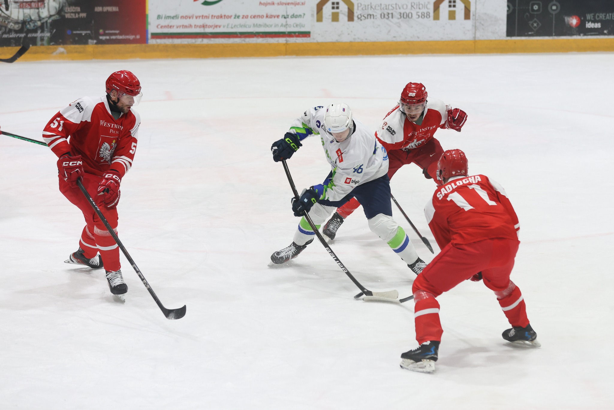 hokej-slovenija-borba-za-ploscek.jpg