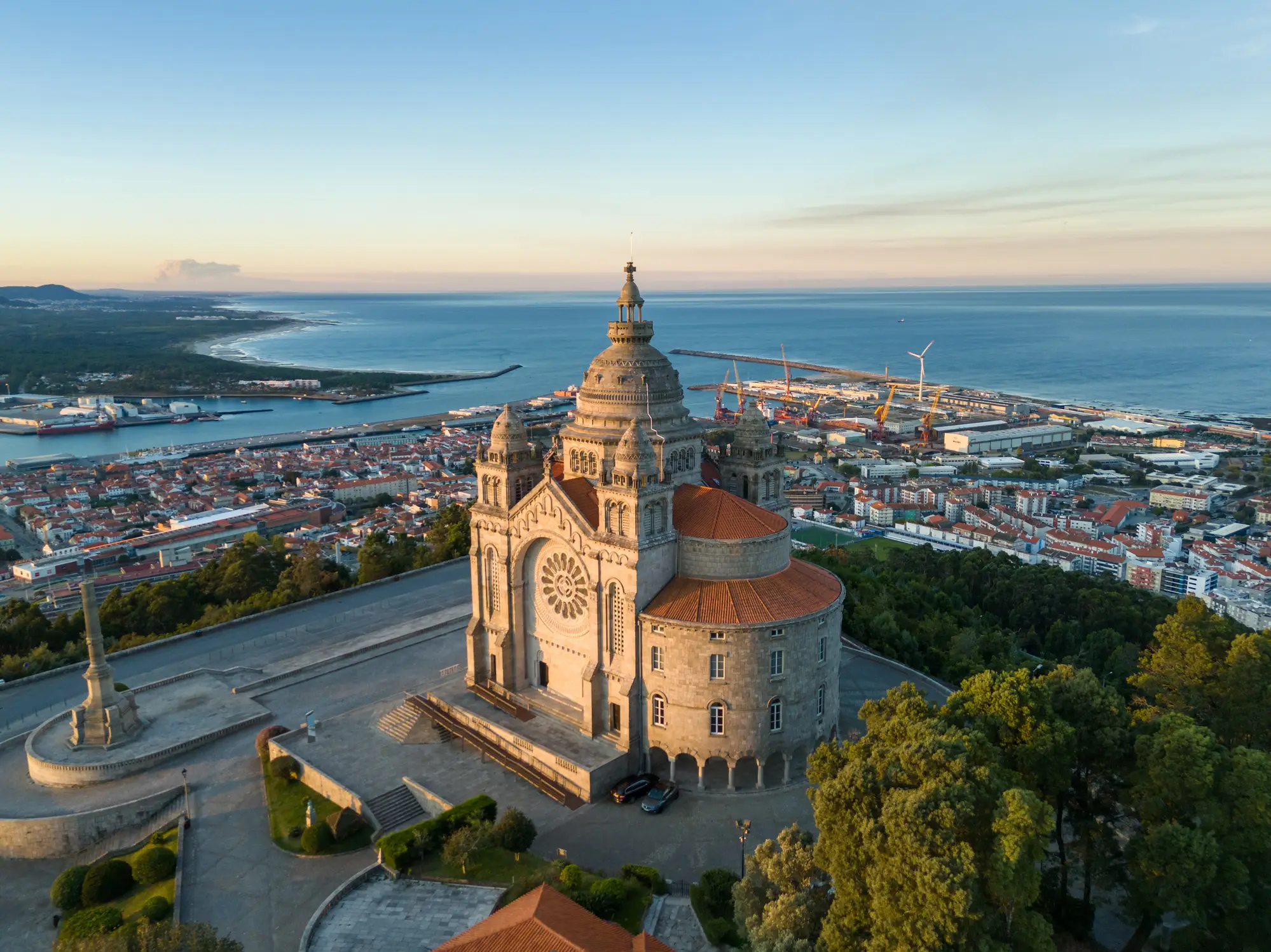 Bazilika Santa Luzia ob sončnem vzhodu, Viana do Castelo, severna Portugalska.