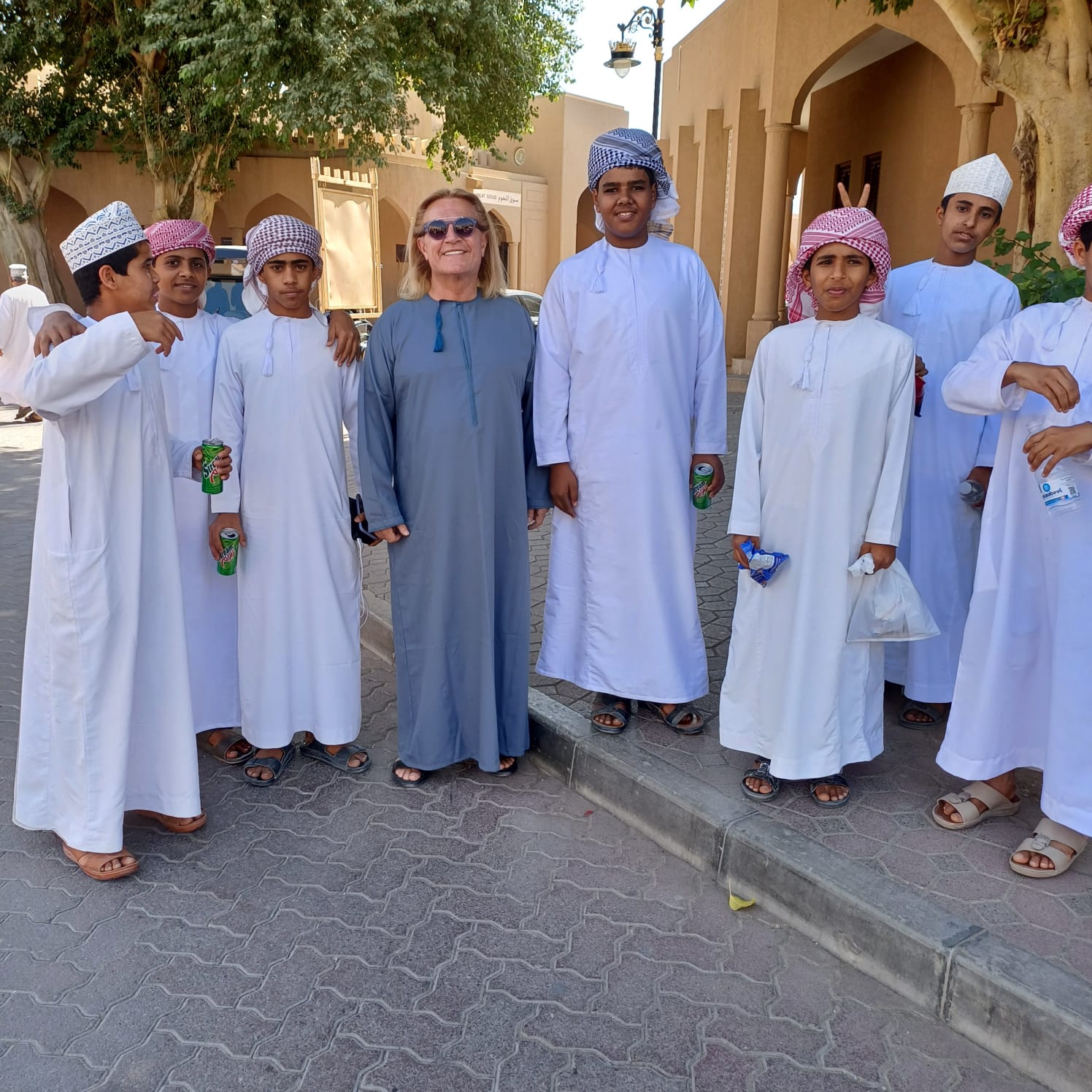 Vodič Edvard Jaber Krišjak z domačini v Omanu – avtentično vodeno potovanje