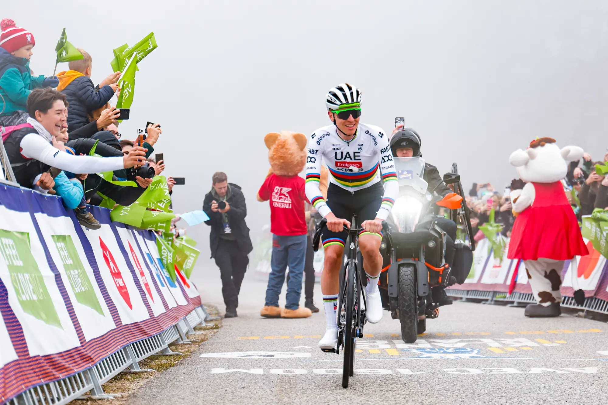 Nasmejan Tadej Pogačar s slovenskimi navijači in spremstvom