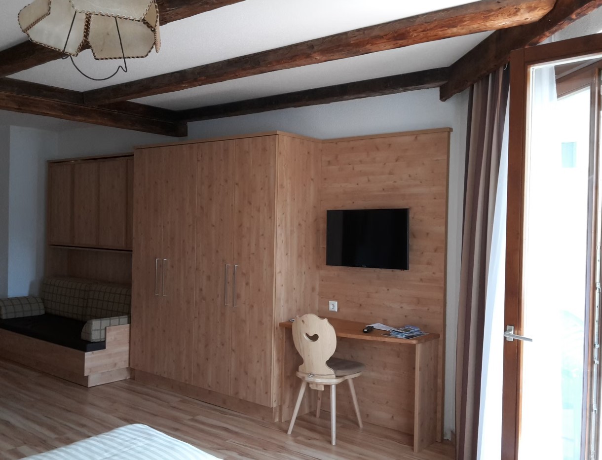 skiopening-matrei-hotel-hohe-tauren-family-room-spalnica-televizija.jpg