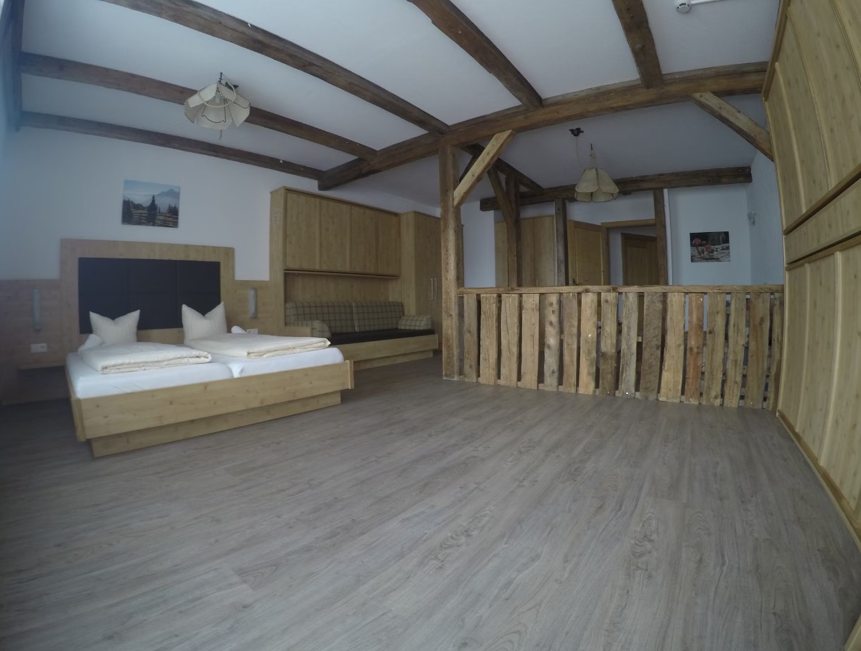 skiopening-matrei-hotel-hohe-tauren-family-room-spalnica-2.jpg