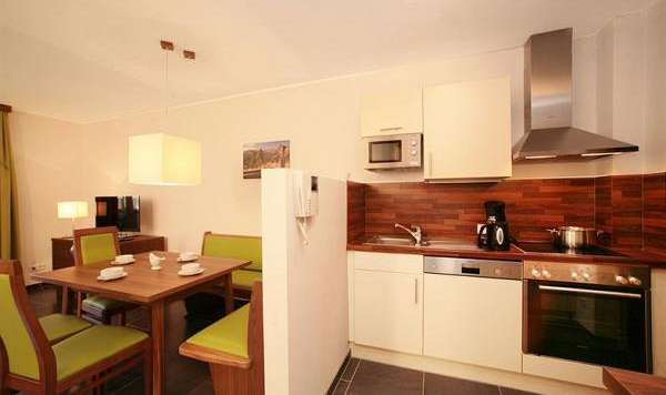 residence-saalbach-apartma-4-6-jedilnica-in-kuhinja.jpg
