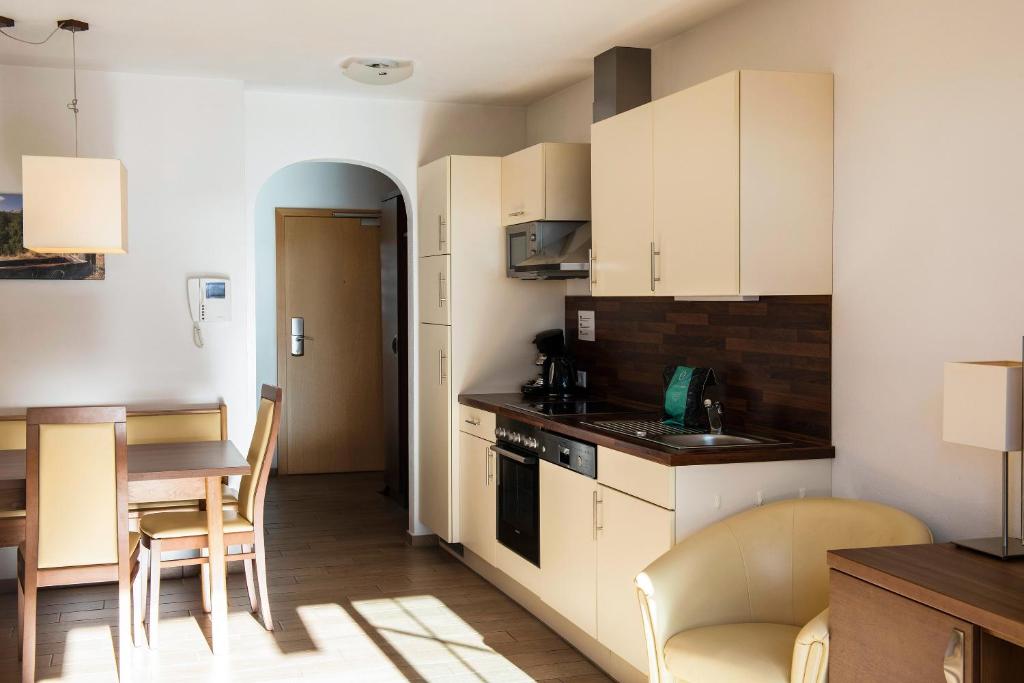 apartmaji-residence-dvosobni-saalbach-kuhinja.jpg