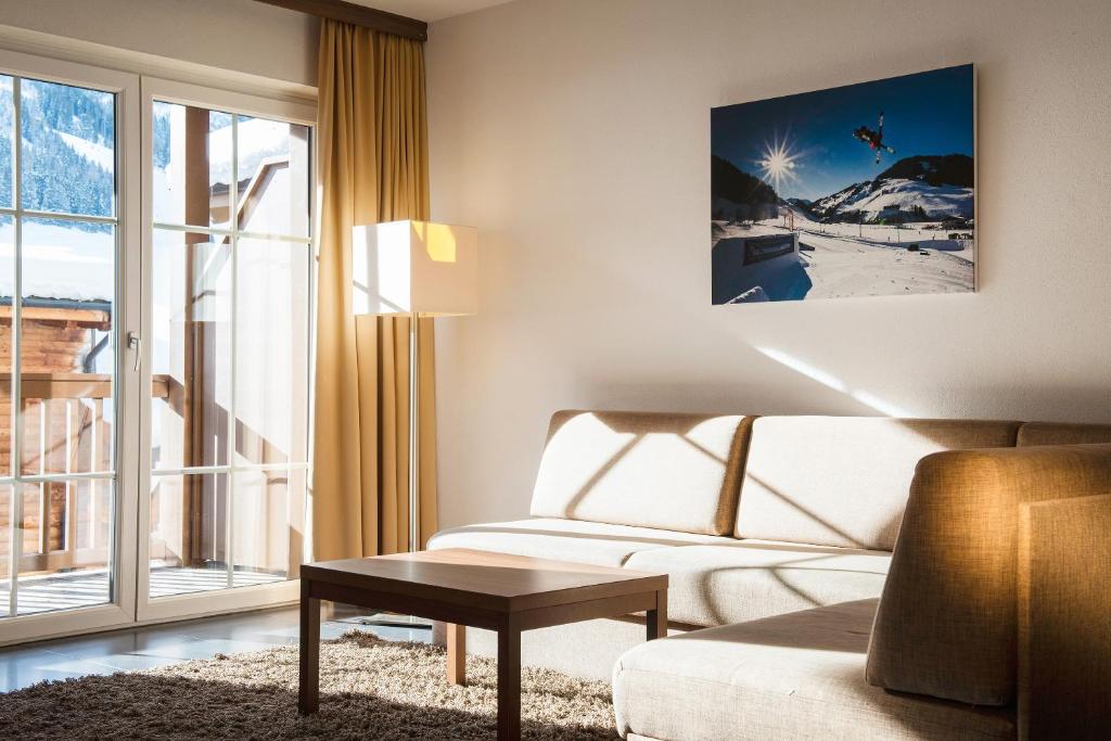 apartmaji-residence-saalbach-strisibni-apartma-dnevna.jpg