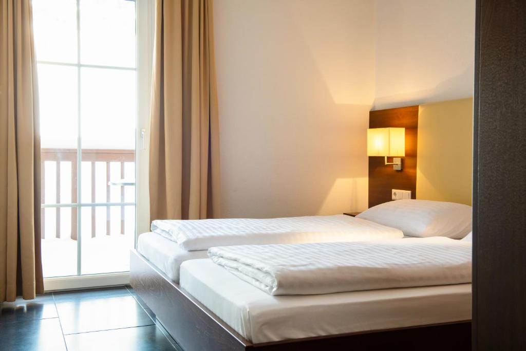 apartmaji-residence-saalbach-strisibni-apartma-jedilnica-spalnica.jpg