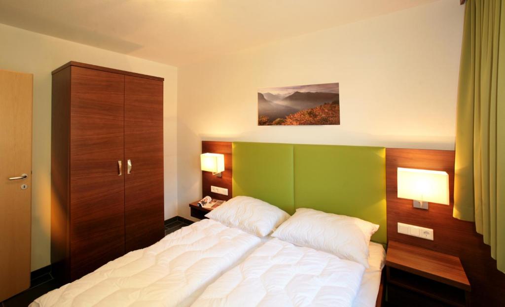 apartmaji-residence-saalbach-spalnica.jpg