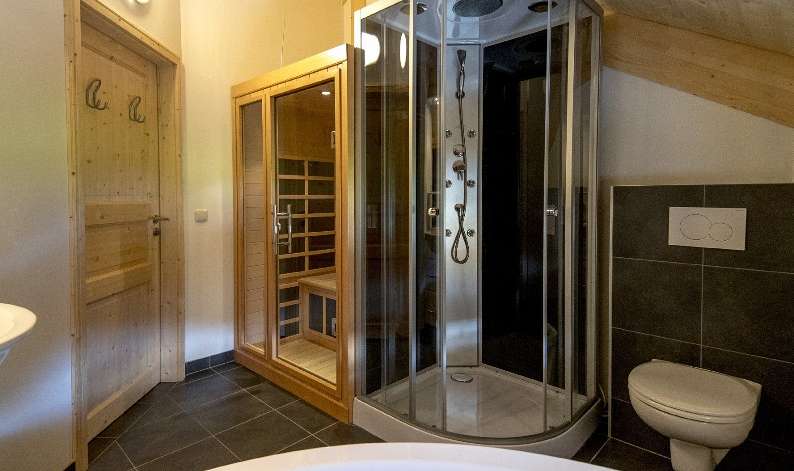 Kreischberg-Chalets-chalet-wellness-superior-kopalnica.jpg