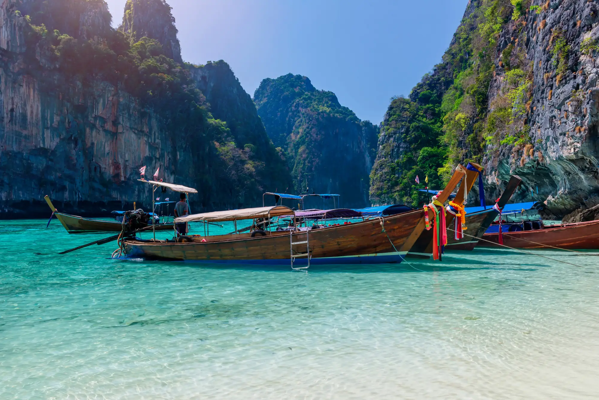 Tradicionalni tajski čolni na plaži Maya Bay na Phuketu na Tajskem