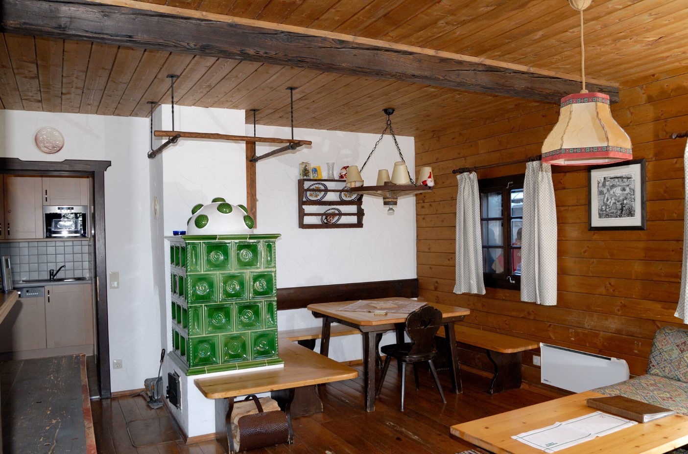 apartmaji-marcius-jedilnica-s-pecjo.jpg