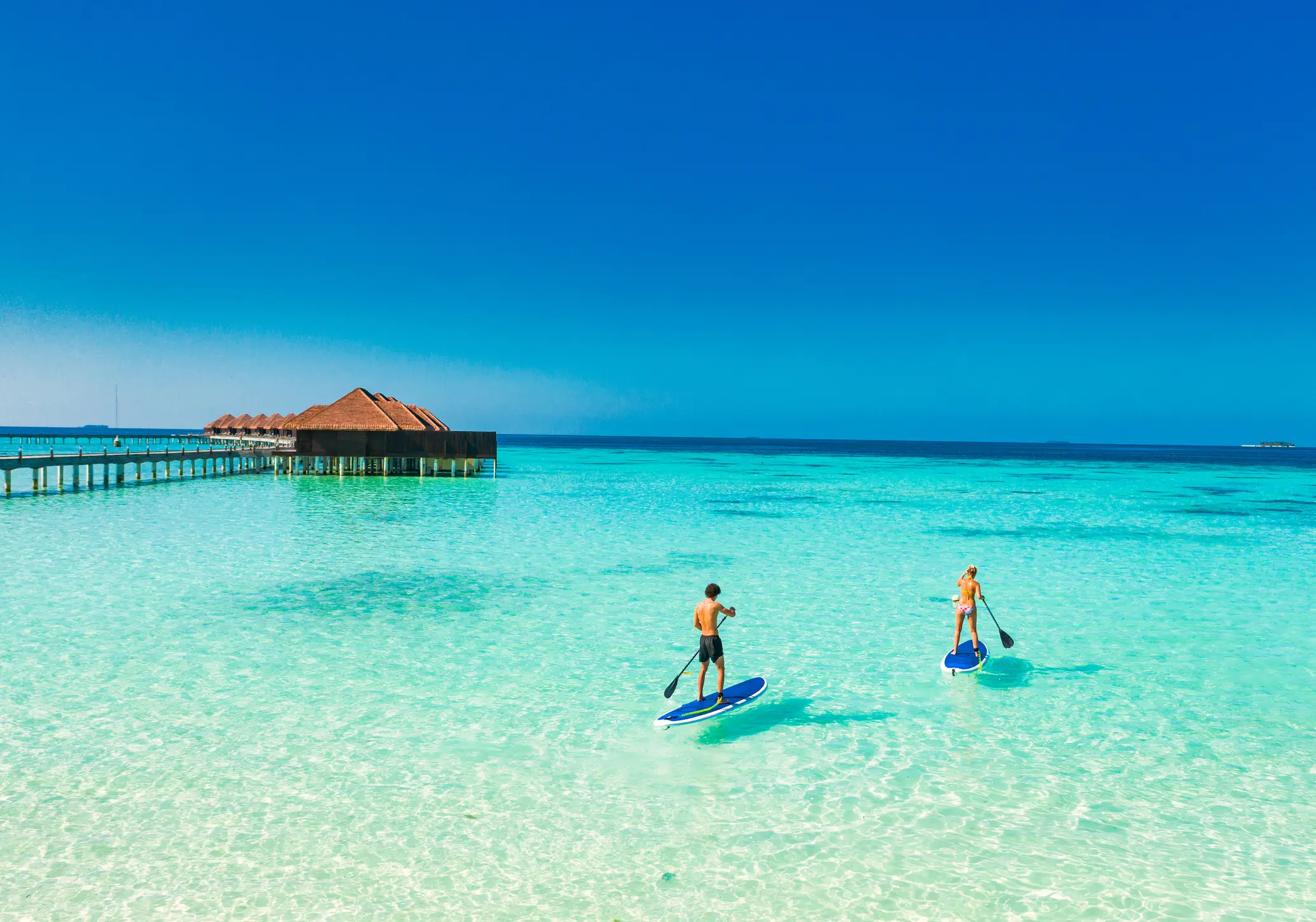 maldivi-par-na-supu-laguna-pocitnice-IS-16-09-2025.webp
