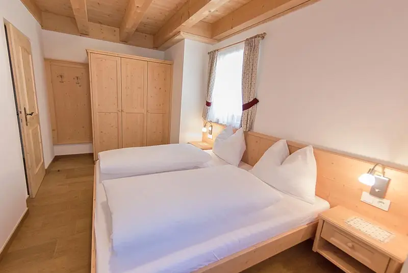 apartmaji-panzenbachof-kronplatz-spalnica-II.webp
