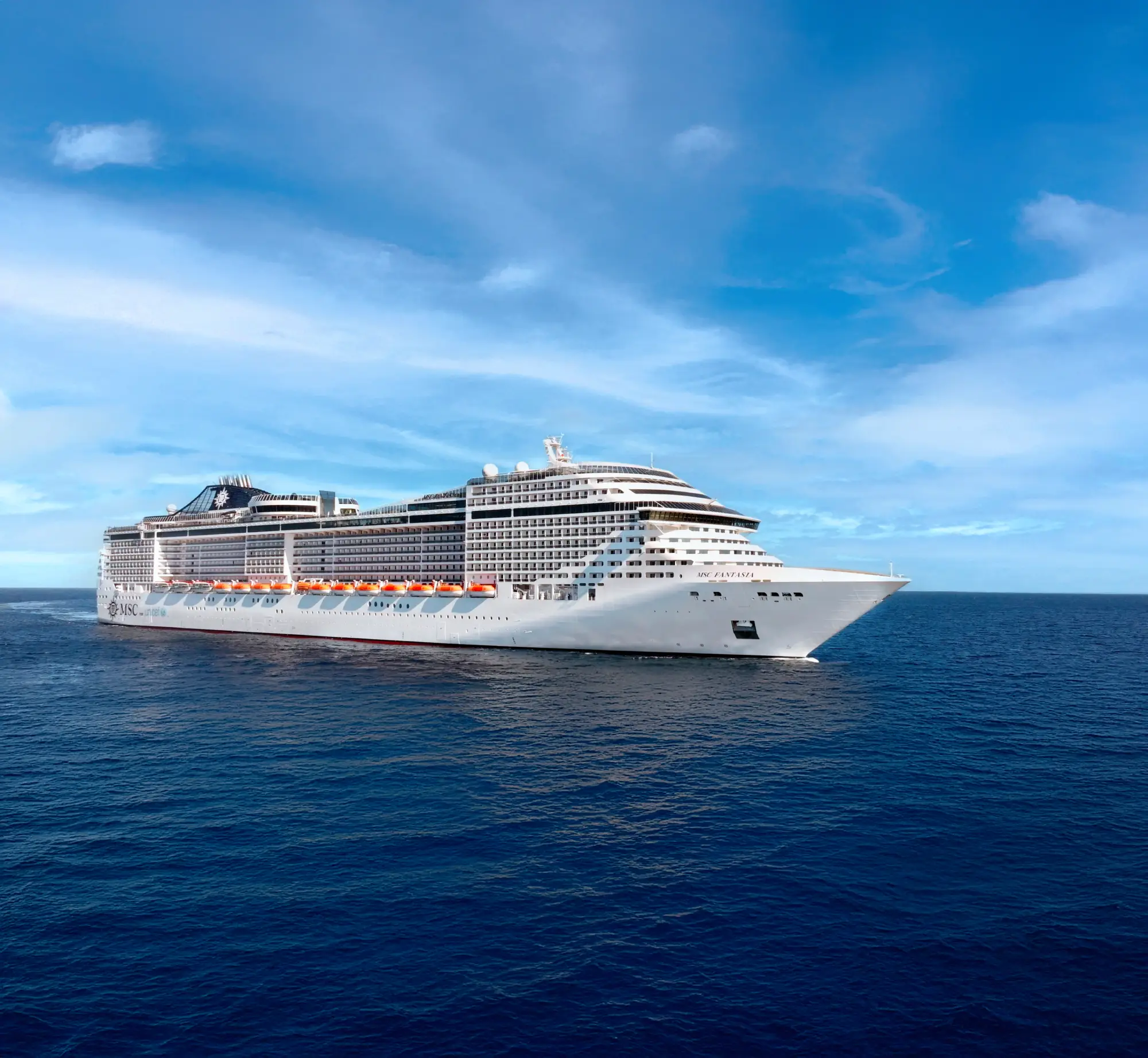 Ladja MSC Fantasia med plovbo po oceanu