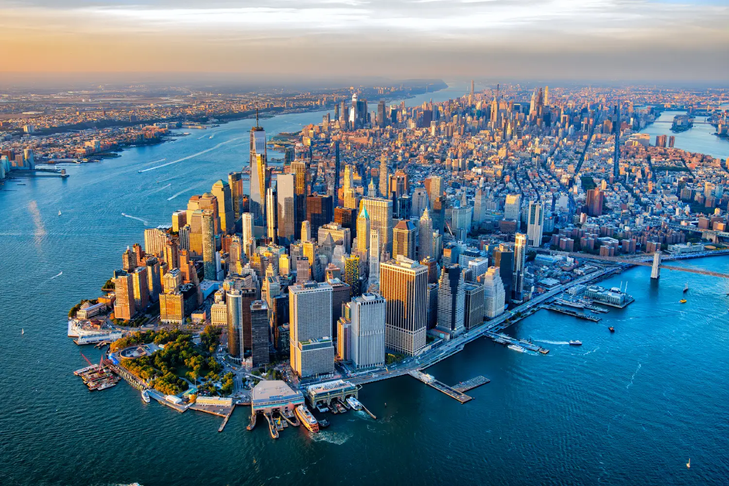 Pogled na Manhattan, New York iz zraka ob sončnem zahodu