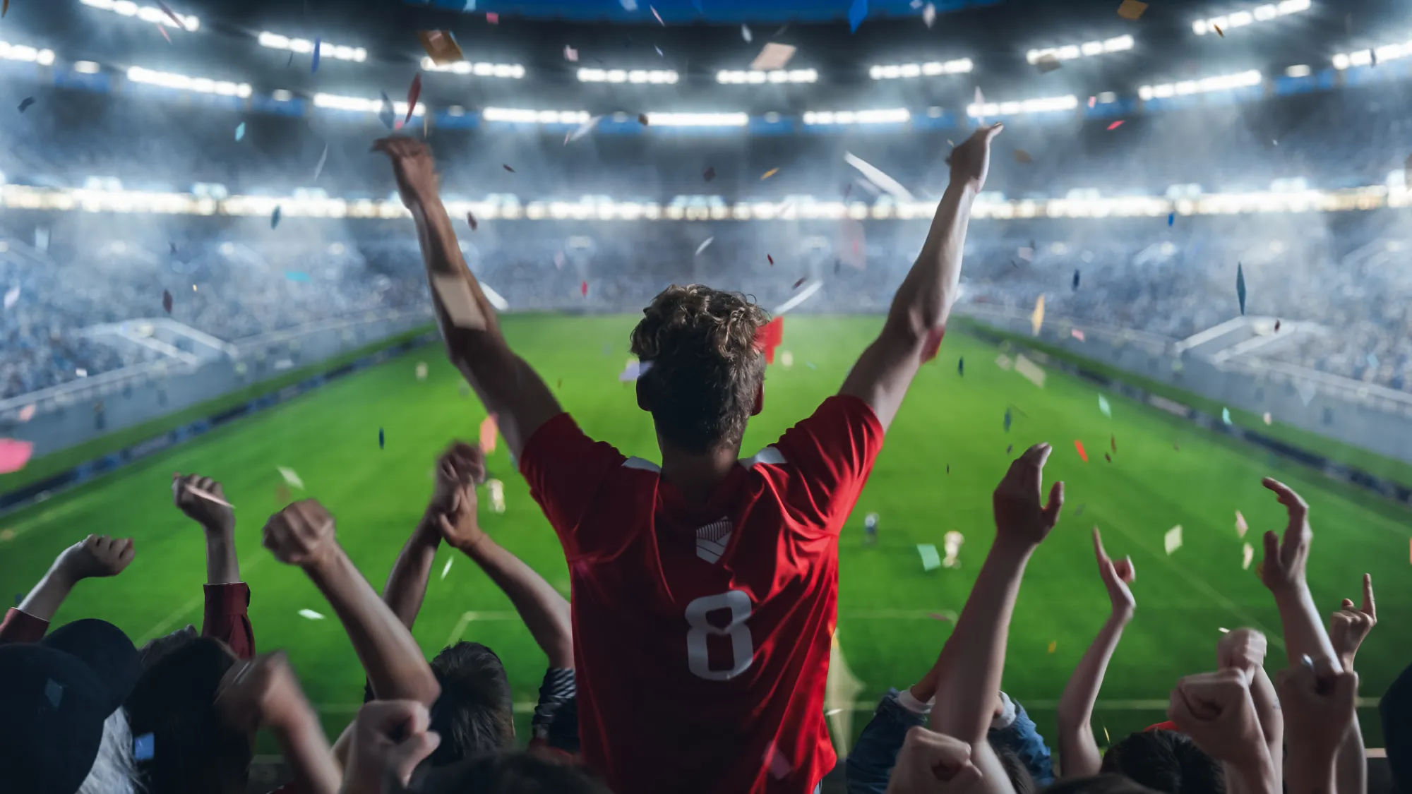 Nogometni navijači na stadionu ob zmagi