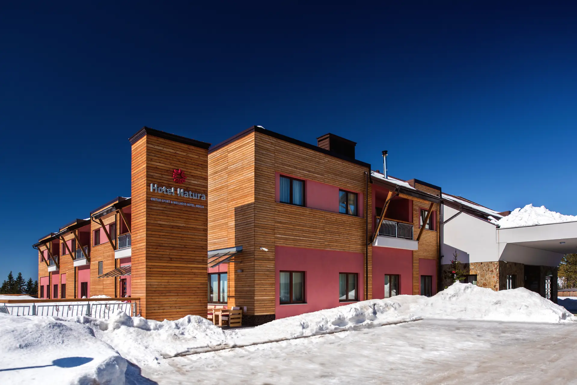 hotel-natura-rogla-zunanjost-pozimi.webp