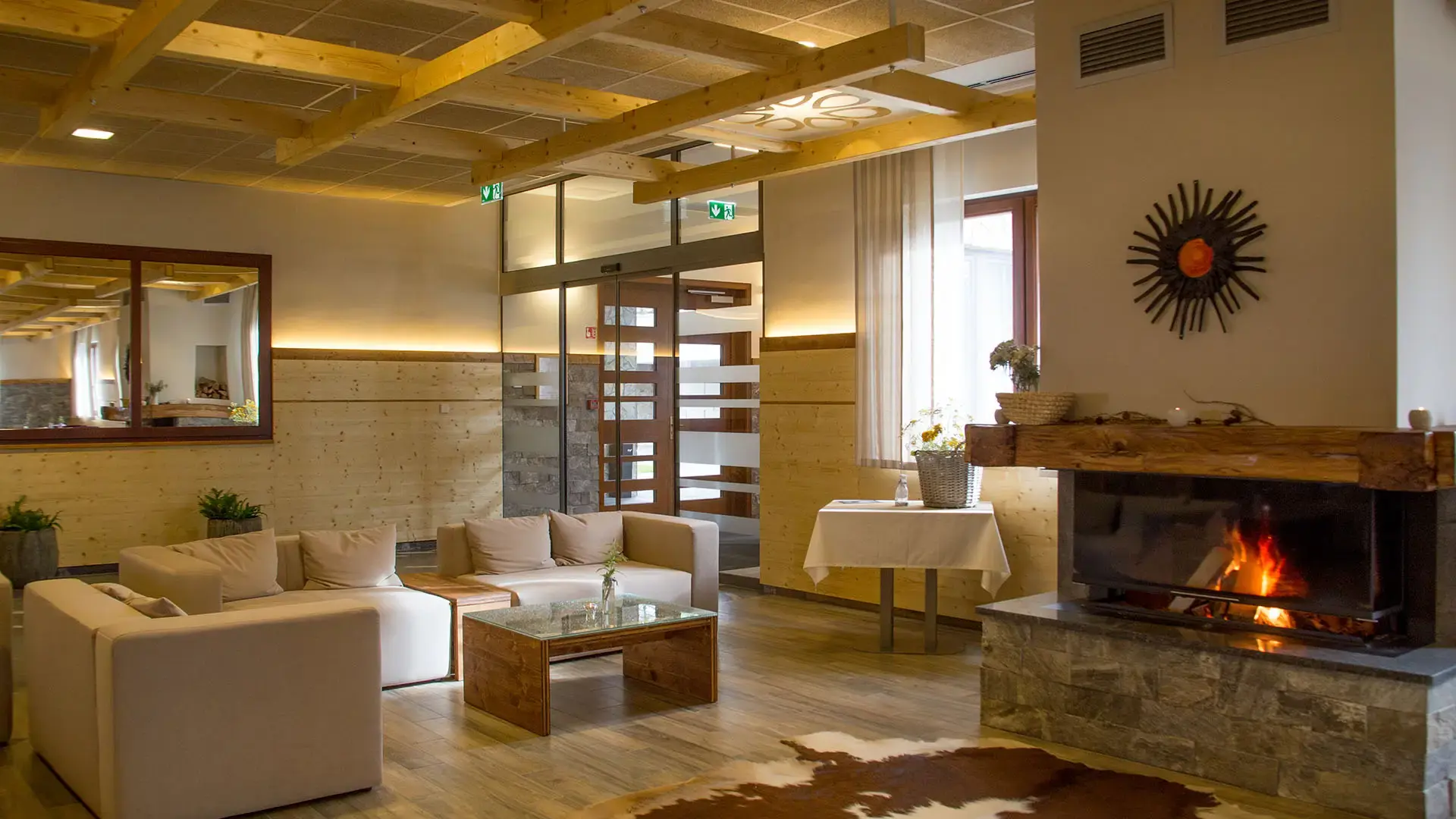 hotel-natura-rogla-lobby-kamin.webp