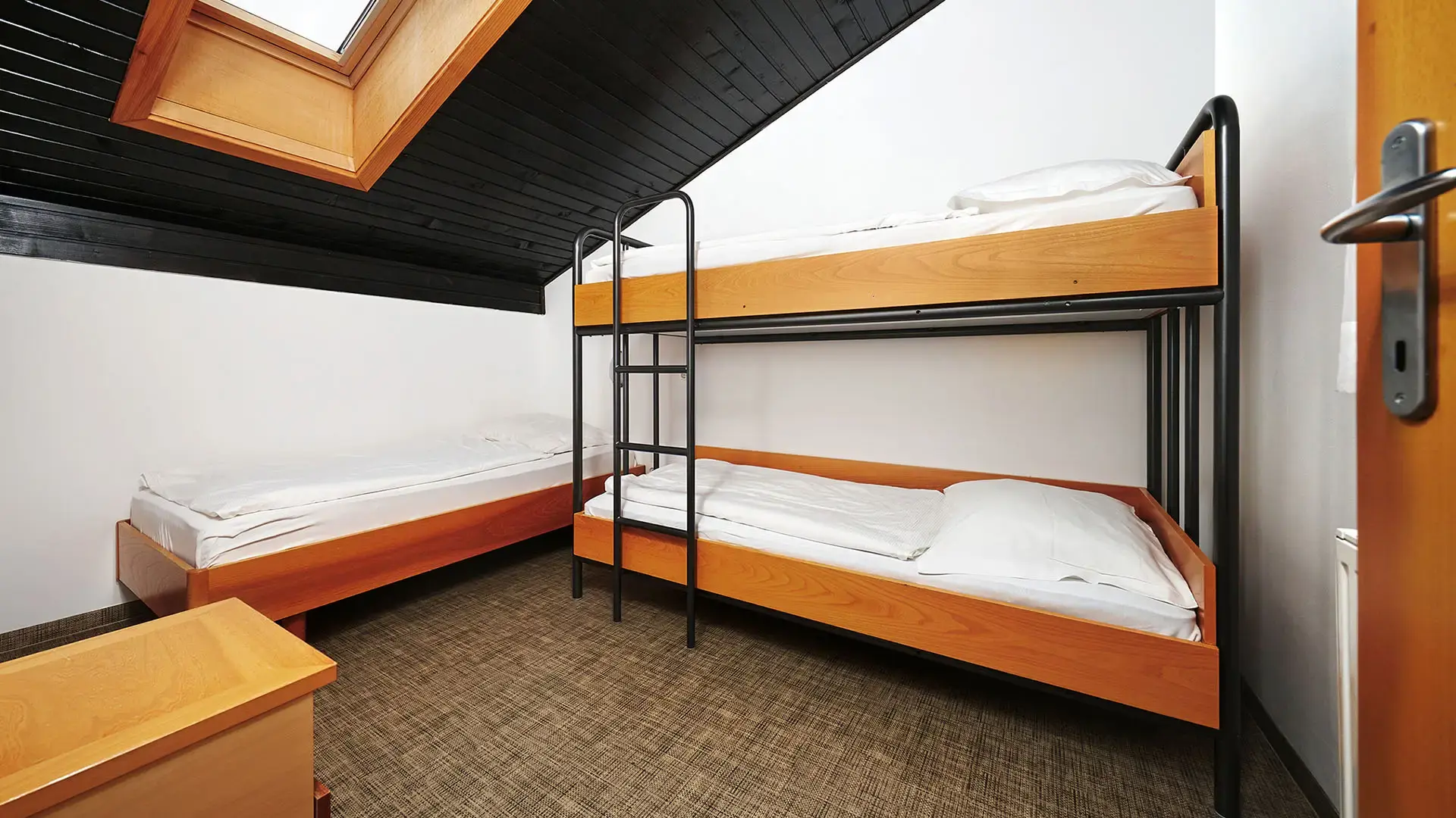 hotel_brinje_soba_pograd.webp