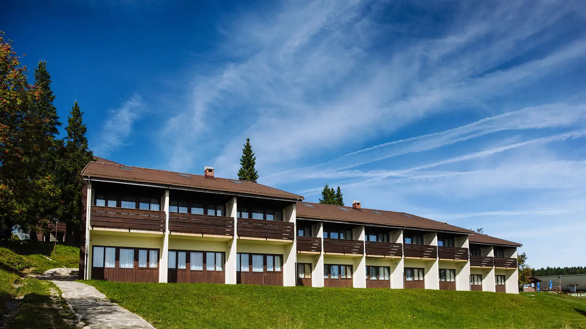 hotel_brinje_poletje.webp