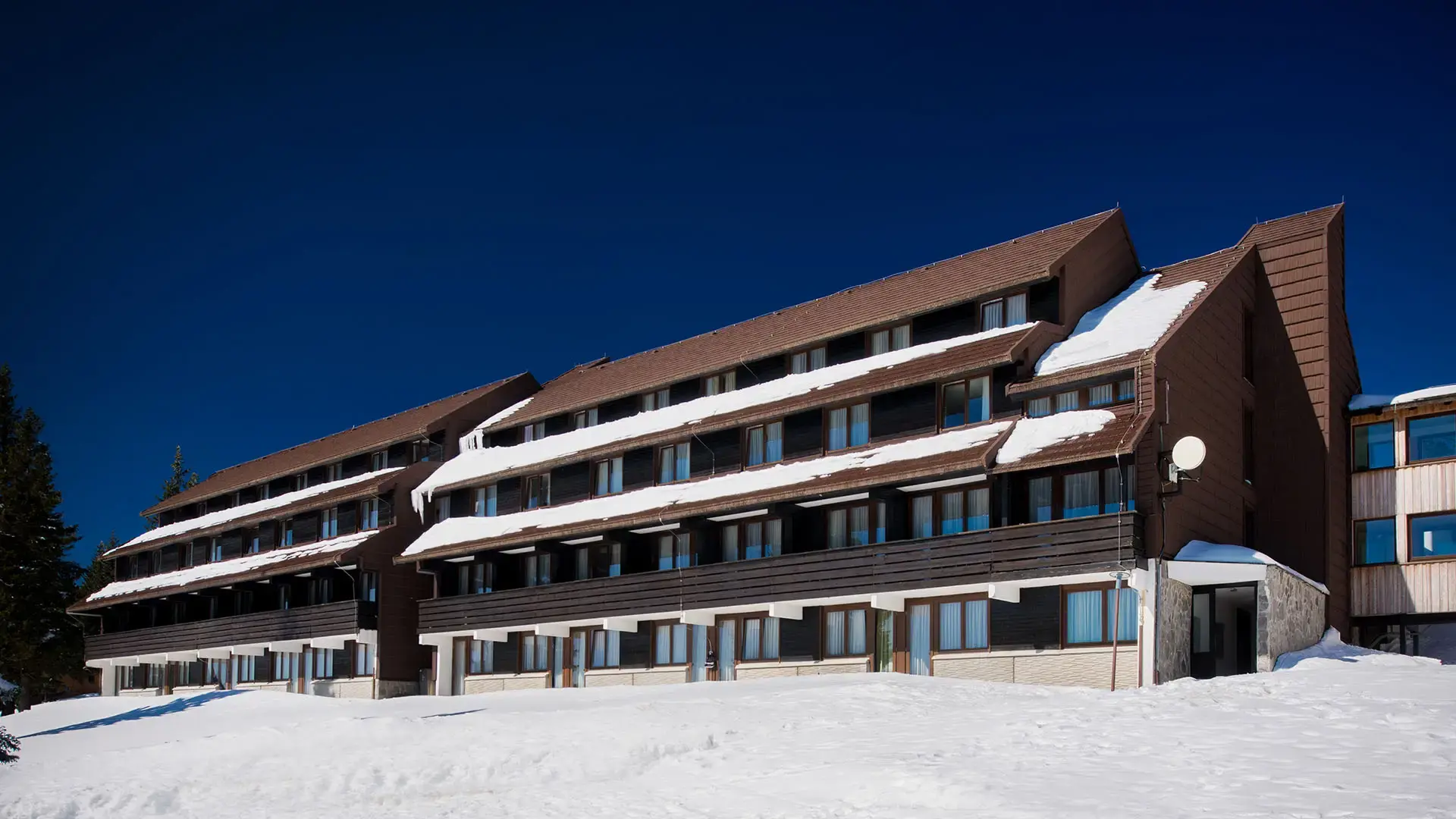 hotel_rogla_zunanjost_zima_1920x1080px.webp