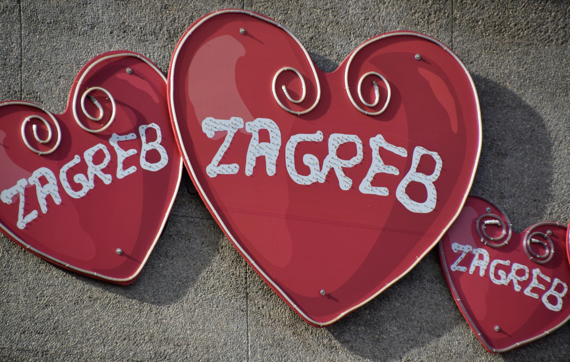 Rdeča srca z napisom Zagreb – romantičen motiv Zagreba.