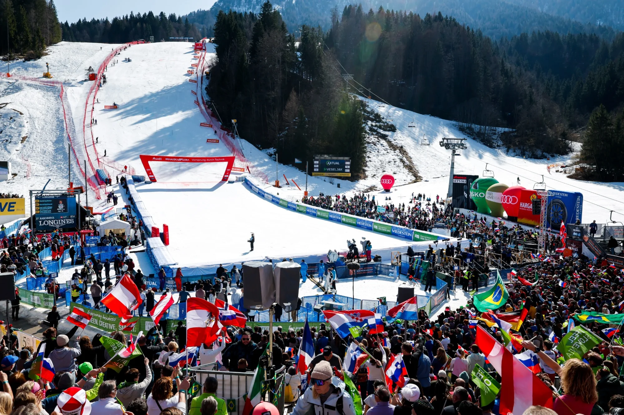 Pogled na ciljno areno in množico navijačev med tekmovanjem za Pokal Vitranc