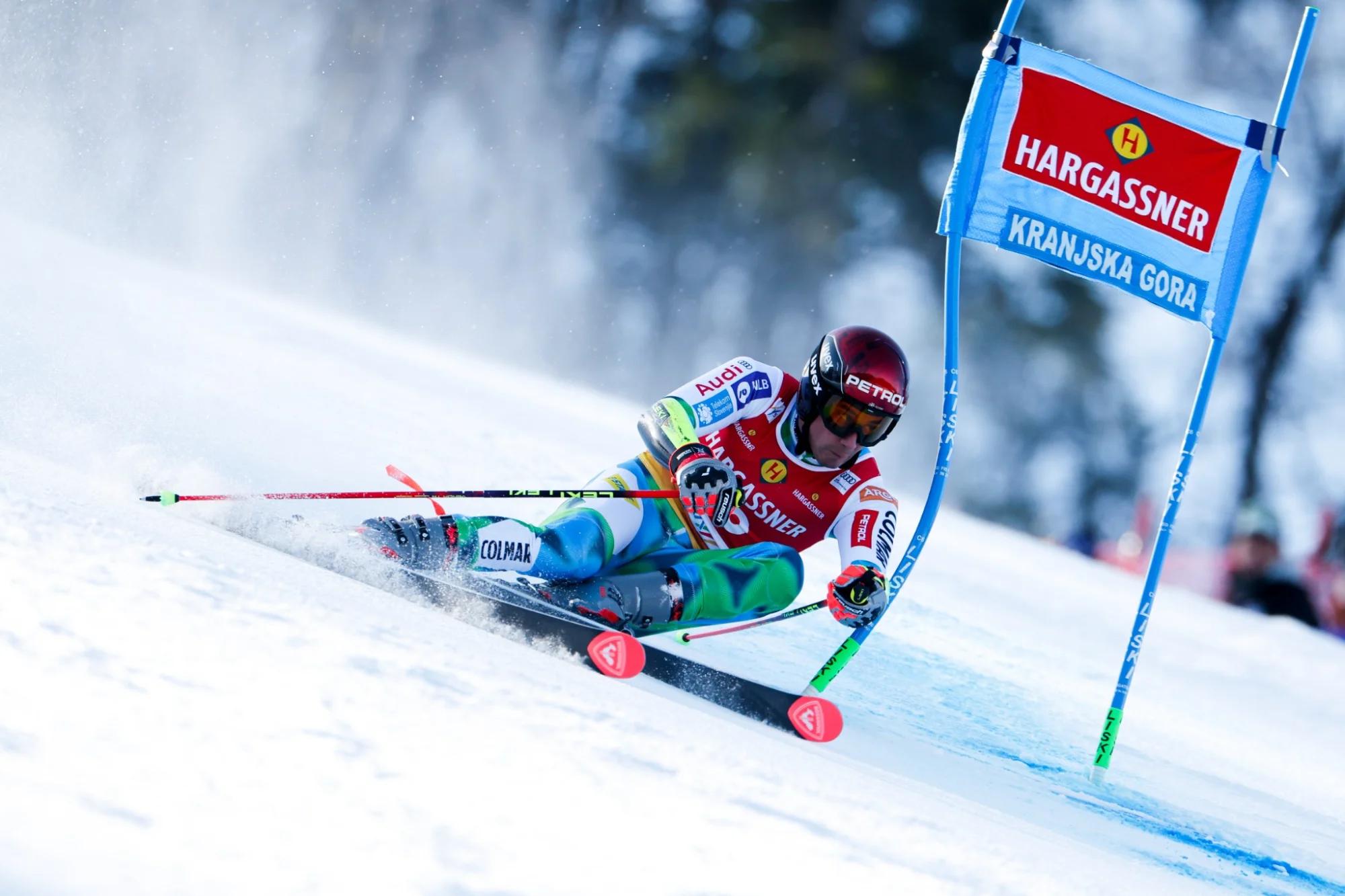 Alpski smučar med tekmovalnim nastopom na Pokalu Vitranc v Kranjski Gori