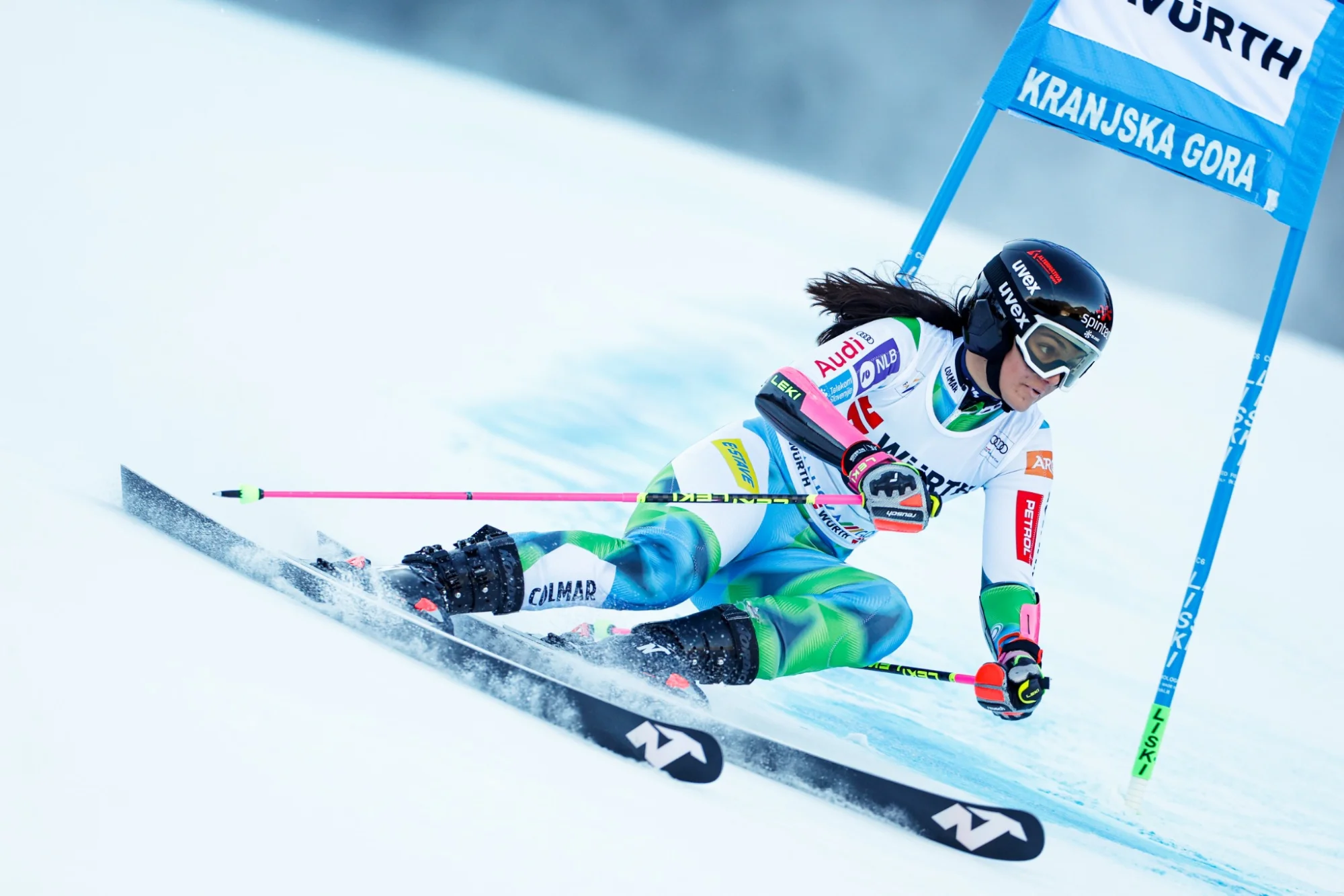Smučarka med veleslalomom na Zlati lisici v Kranjski Gori