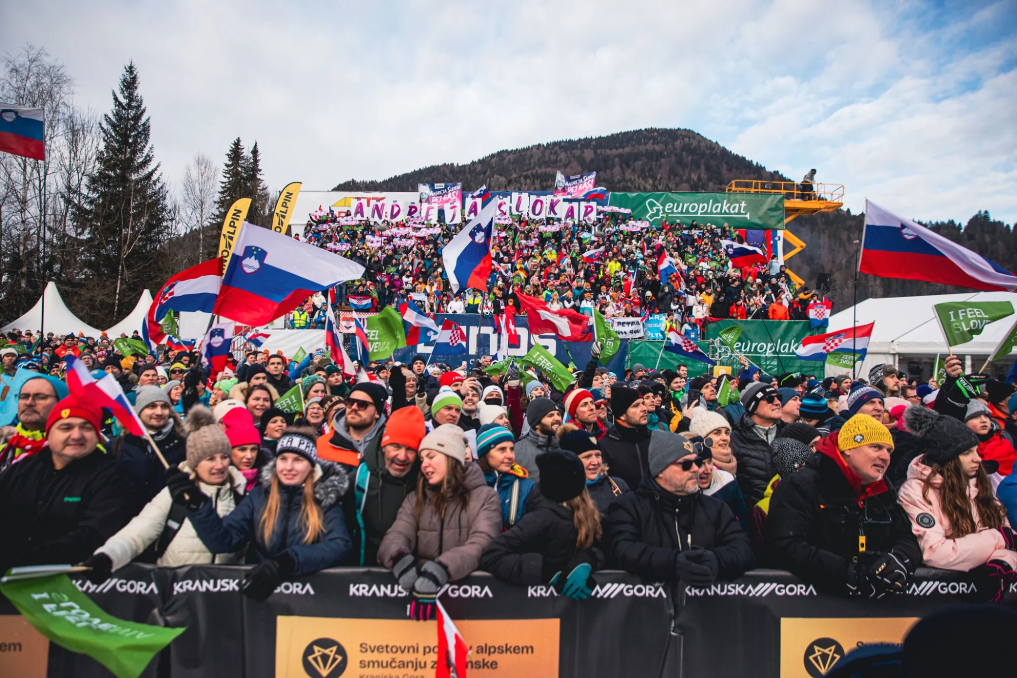 Navijači s slovenskimi zastavami na tekmovanju Zlata lisica